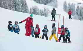 Im Kinderskikurs - Foto: Ingo Wandmacher